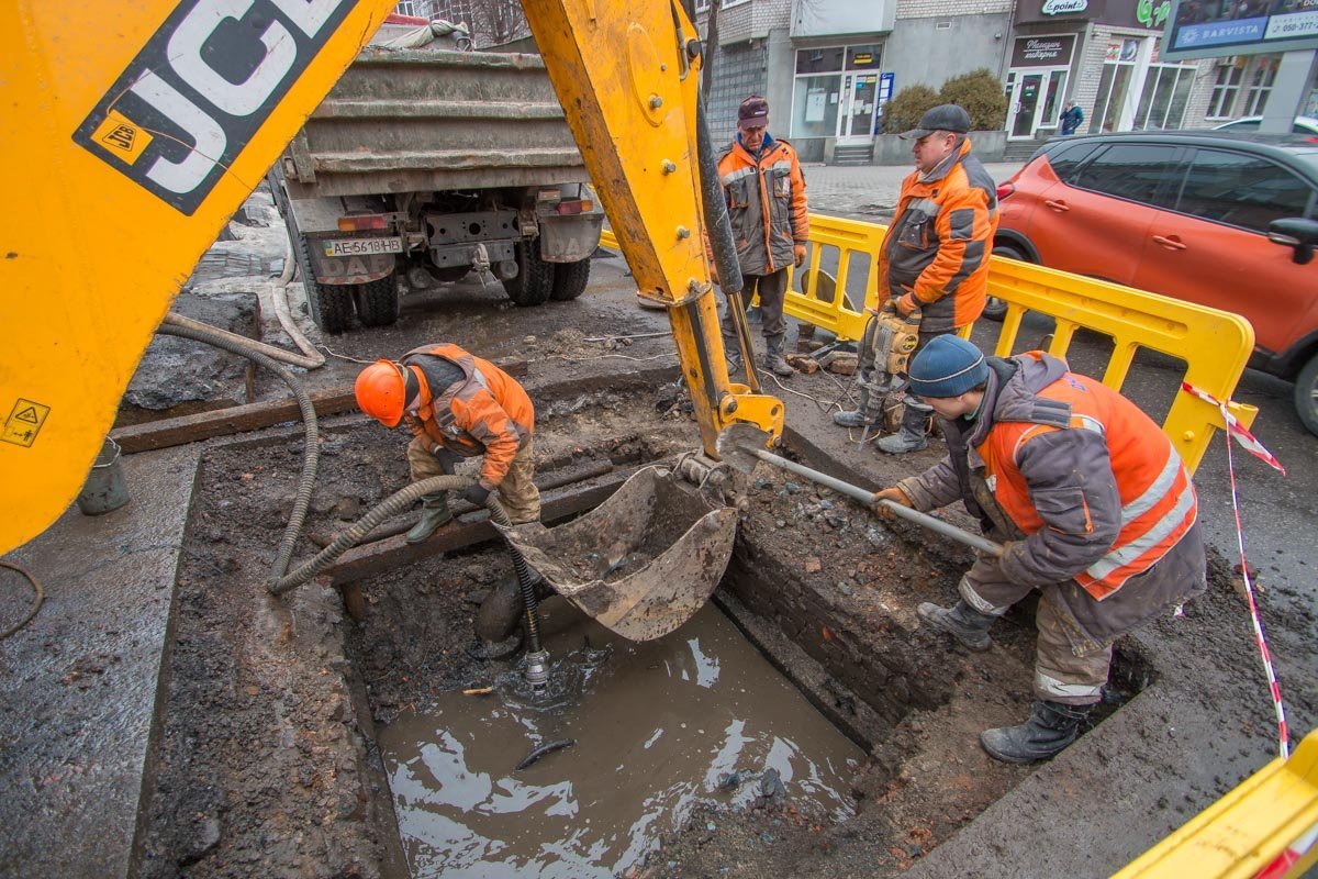 В месте, где появилась яма, проходит газовая магистраль, а под люком находится газовый колодец