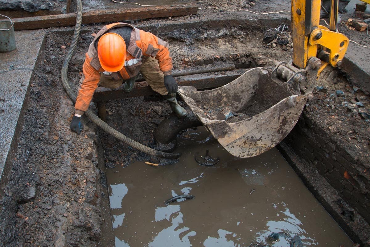 Стекающая по дорогам вода со временем размыла стенки колодца, из-за чего асфальт начал проседать