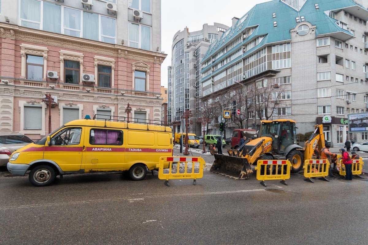 Сейчас же газовщики разбирают кирпичный колодец, на месте которого вскоре появится новый