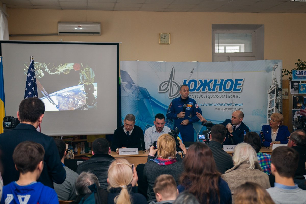 В Днепре прошла встреча с астронавтом NASA Рэндольфом Брезником