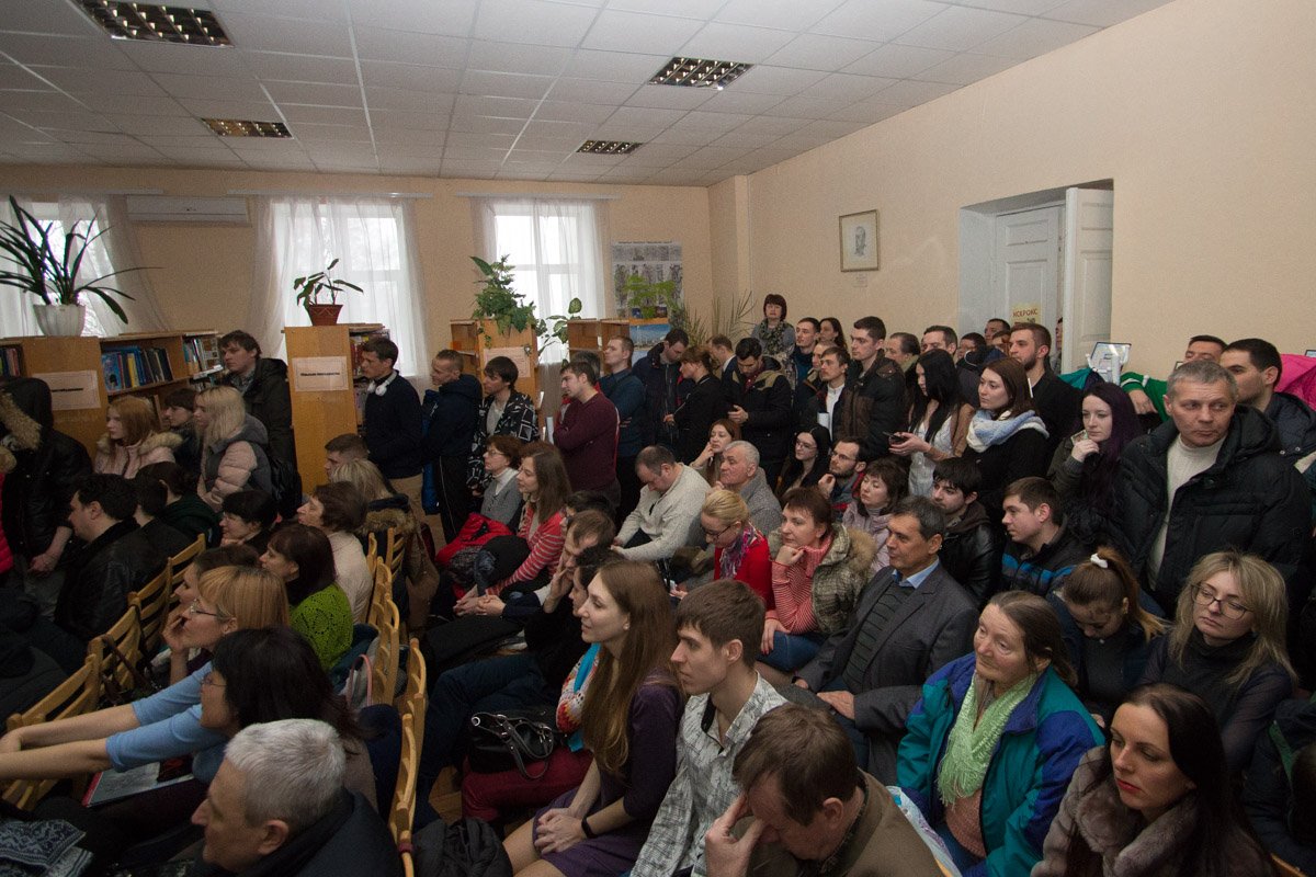 На встречу с космонавтом пришло около сотни человек