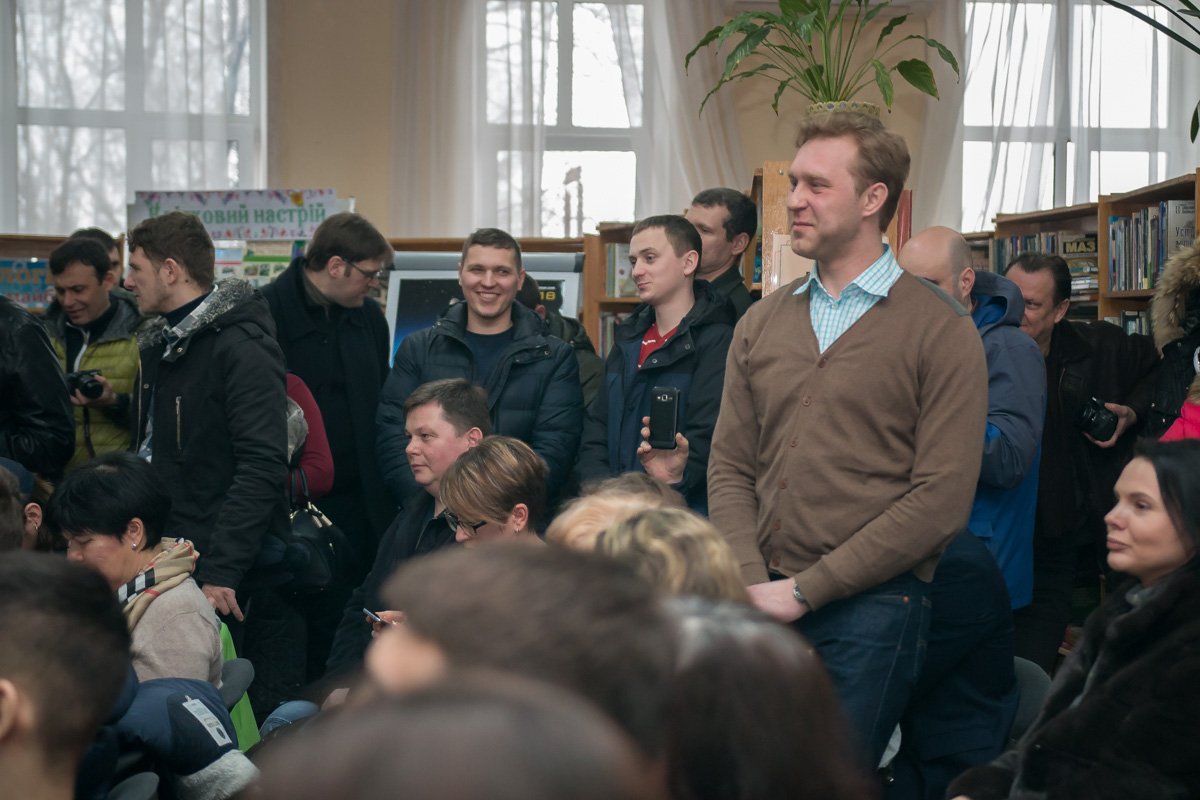 Брезник обращался к присутствующим, как к давним знакомым, из-за чего атмосфера была крайне уютной