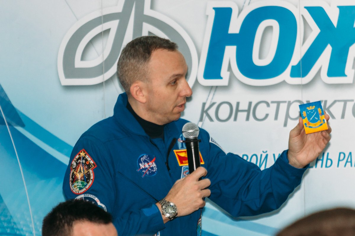 Астронавт подарил руководству научной библиотеки магнит с гербом Днепра, который был на борту МКС