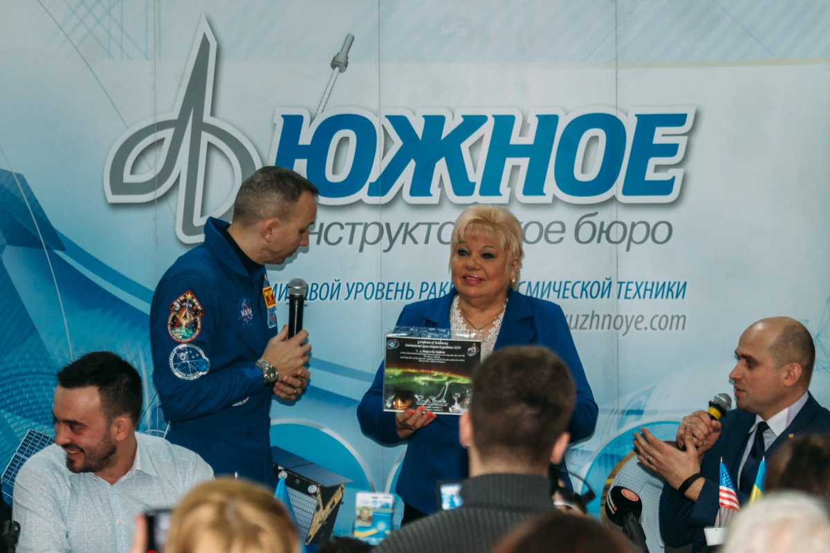 В сертификате отмеченр, что «сувенир» пролетел вокруг Земли 2 224 орбиты и больше 108 миллионов километров