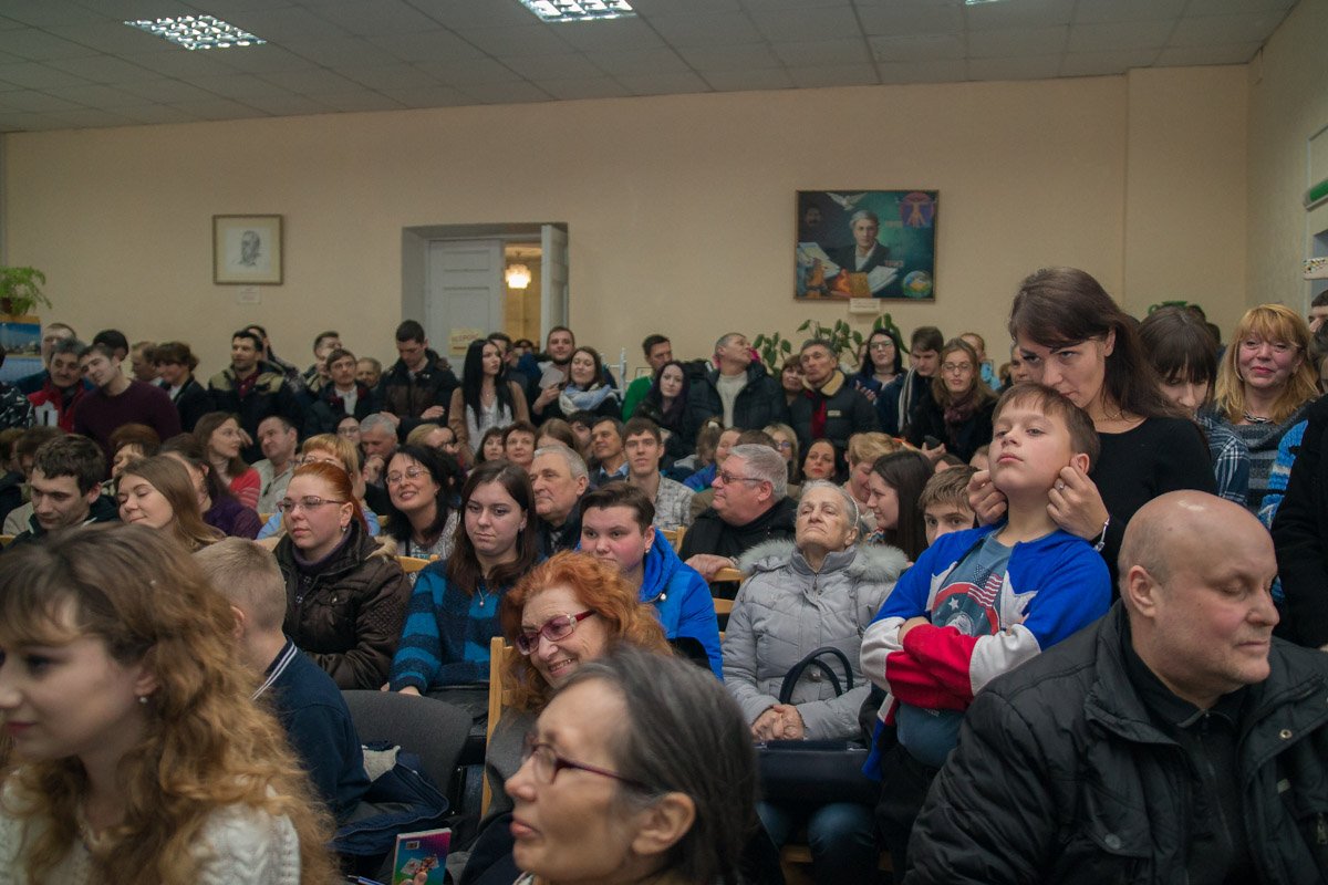 Маленький зал библиотеки «трещал» от количества посетителей