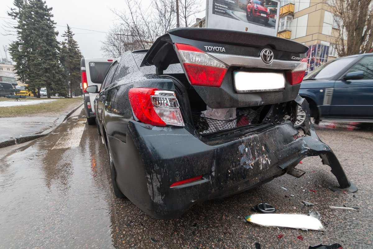 Автомобиль Toyota получил значительные повреждения Автомобиль Toyota получил значительные повреждения