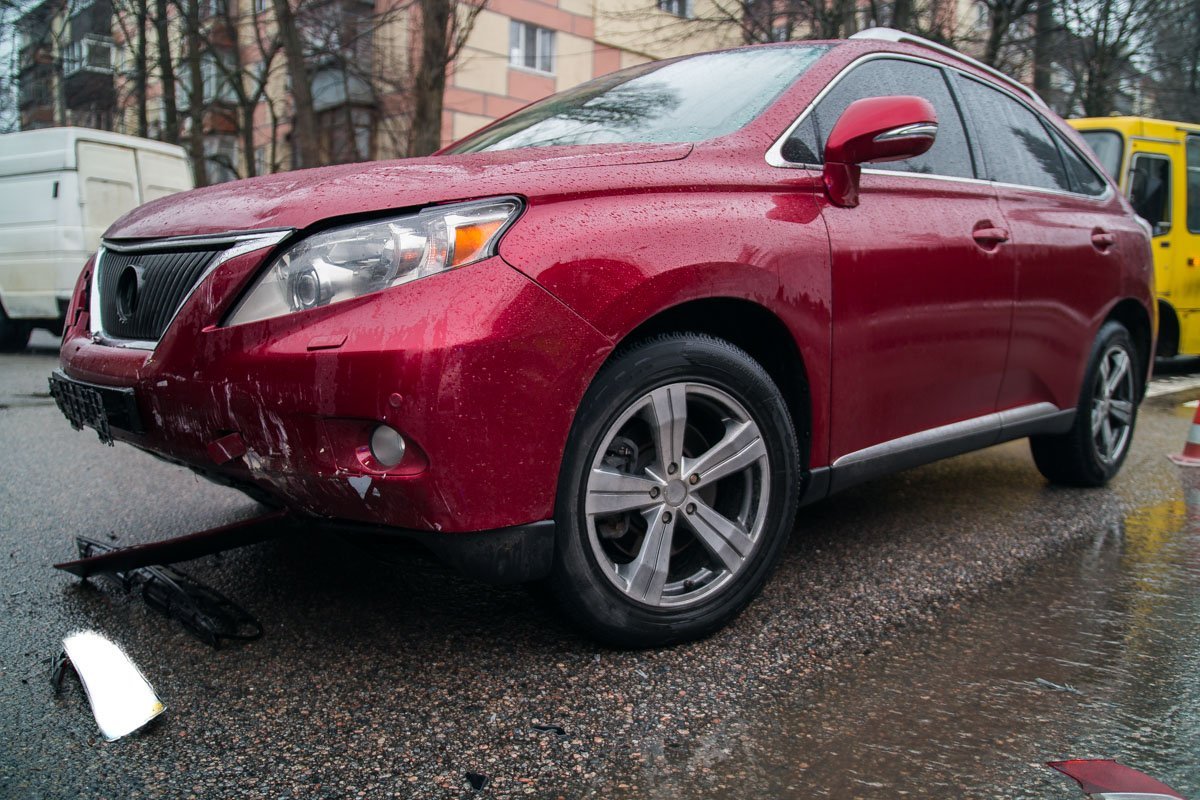 Водитель автомобиля Lexus не выдержал безопасную дистанцию Водитель автомобиля Lexus не выдержал безопасную дистанцию