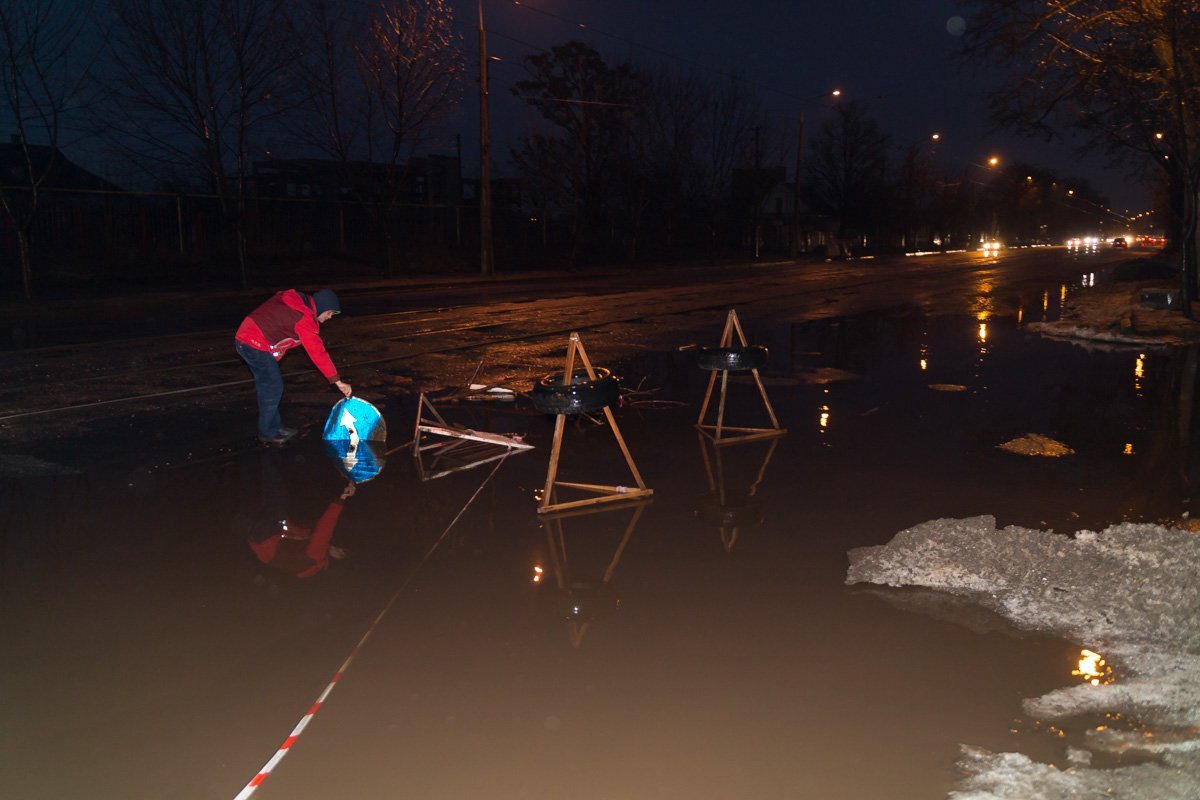 На проспекте Свободы, 125 большой участок проезжей части занимает лужа