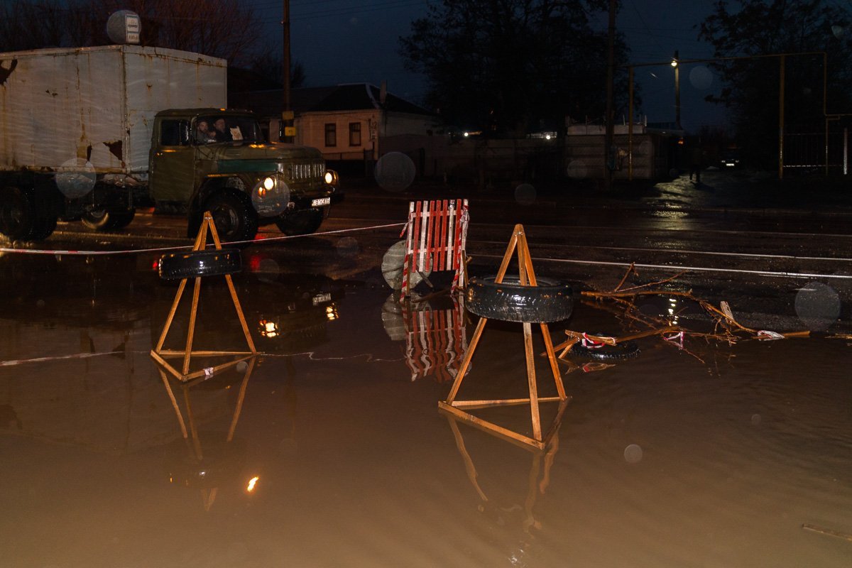 Полиция огородила опасное место треногами с покрышками, ветками и лентой