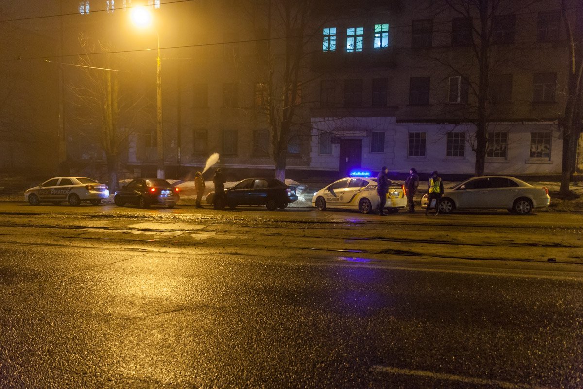 Яма на проспекте Ивана Мазепы остановила 4 машины Яма на проспекте Ивана Мазепы остановила 4 машины