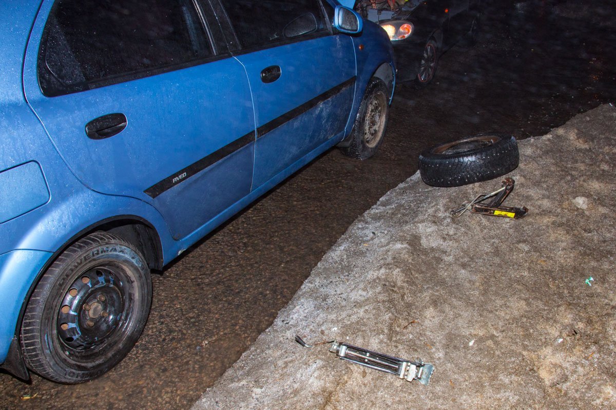 Водители пробили колеса в выбоине Водители пробили колеса в выбоине