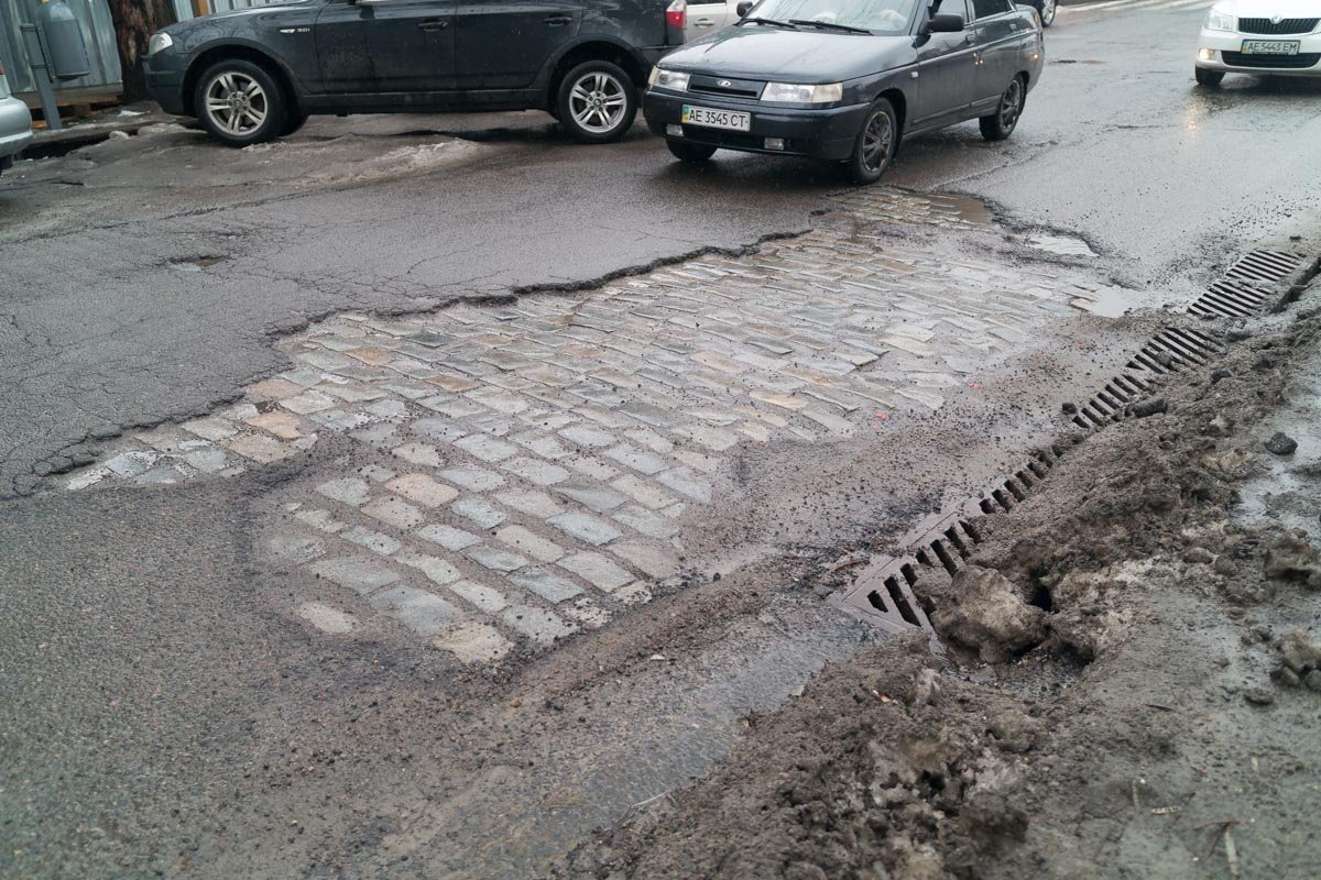 Проспект Дмитрия Яворницкого расположился на Правом берегу Днепра от памятника Славы до Привокзальной площади