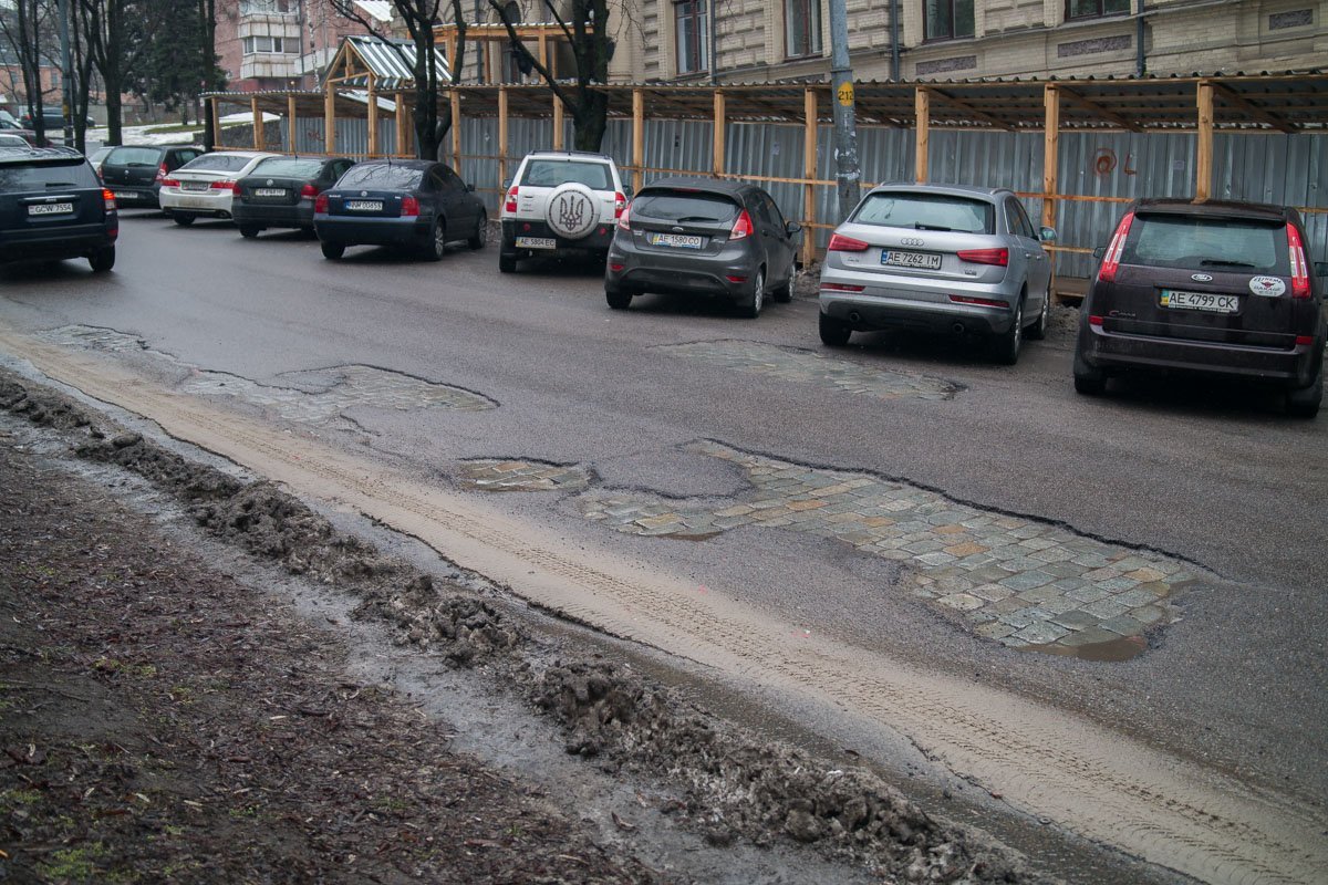 Брусчатка выглядывает из-под асфальта