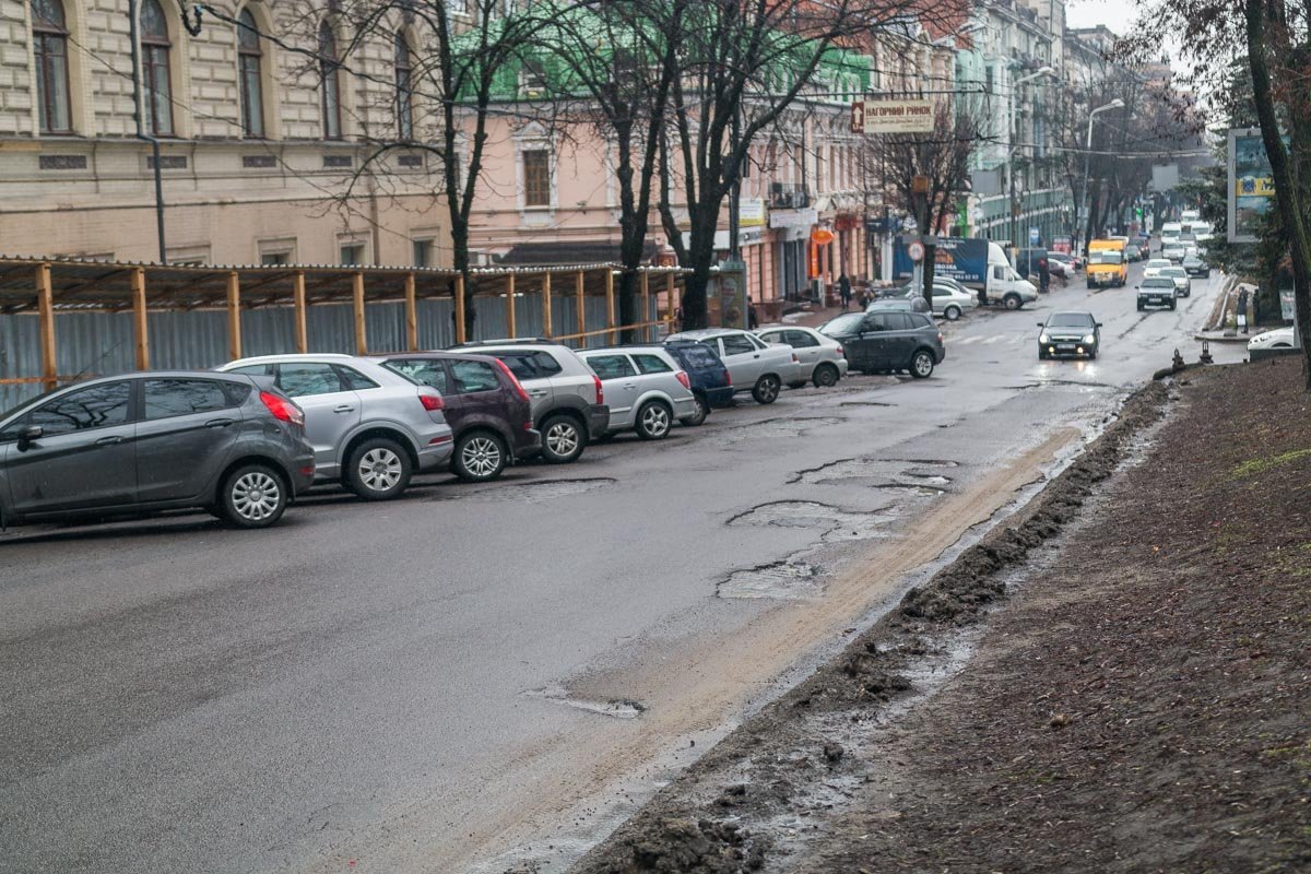 На подъемах дорога выглядит хуже