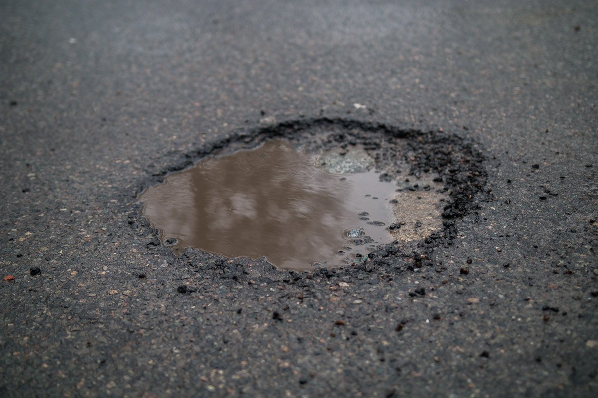 Большую часть проспекта устилают выбоины