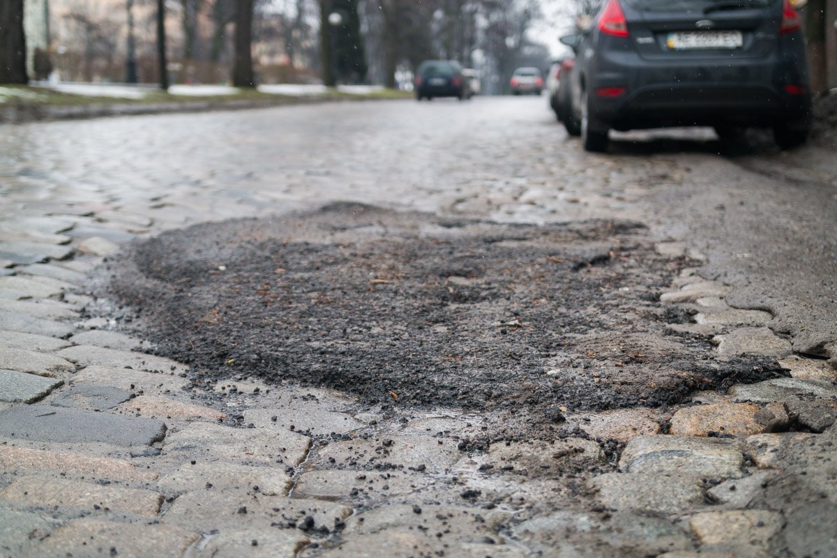 Некоторые ямы засыпали щебнем