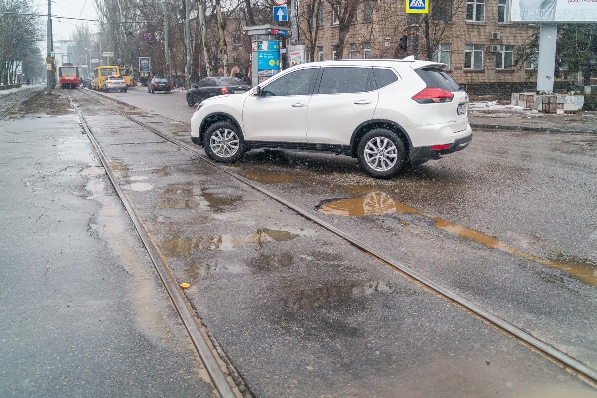 В непогоду на дороге образовываются глубокие лужи