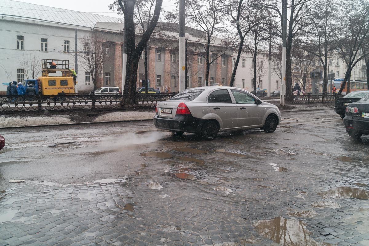 Брусчатка выдержала дольше, чем асфальт