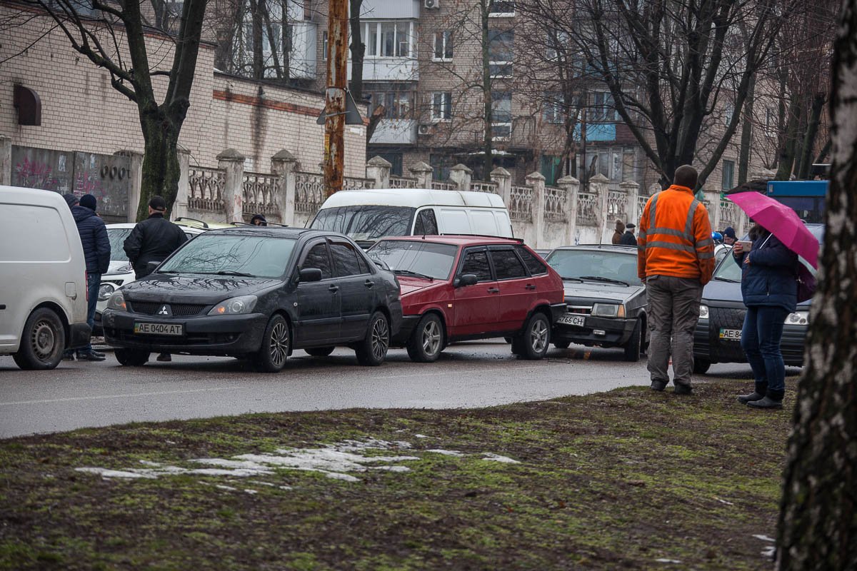 15 марта, около 9:00, на проспекте Александра Поля произошло ДТП с участием четырех автомобилей