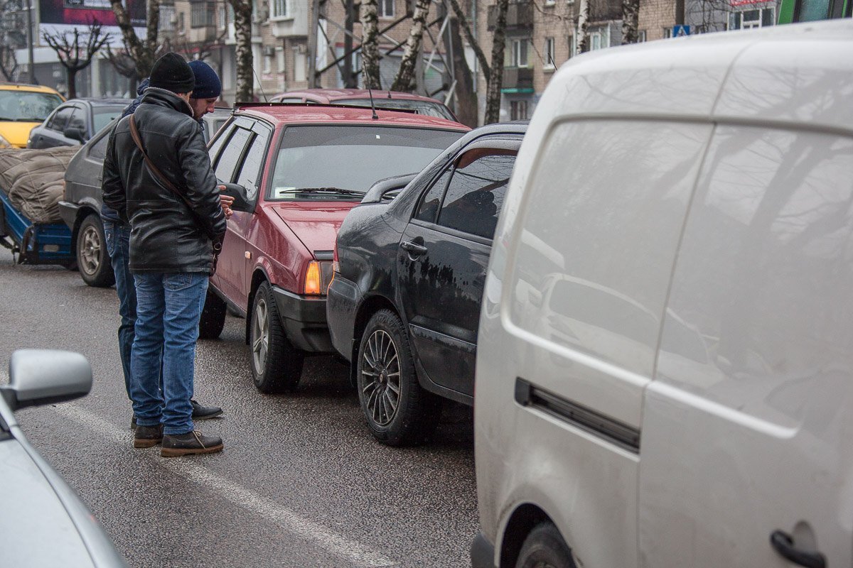 В Volkswagen врезался Mitsubishi, а колонну замкнули два автомобиля ВАЗ-2109