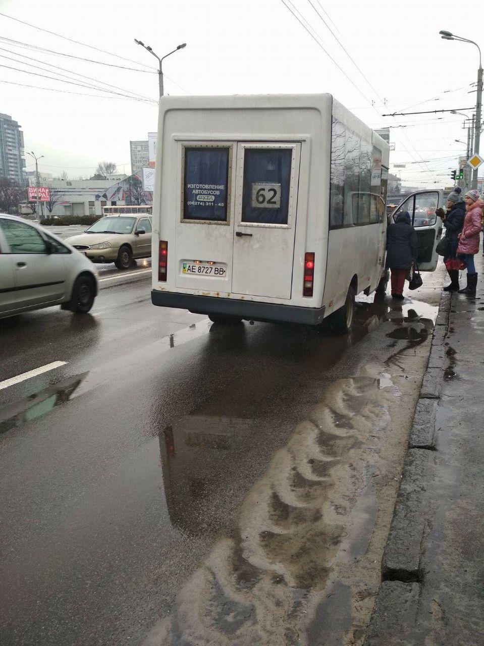 В Днепре возле цирка водителю маршрутки стало плохо: пассажиры вызвали скорую