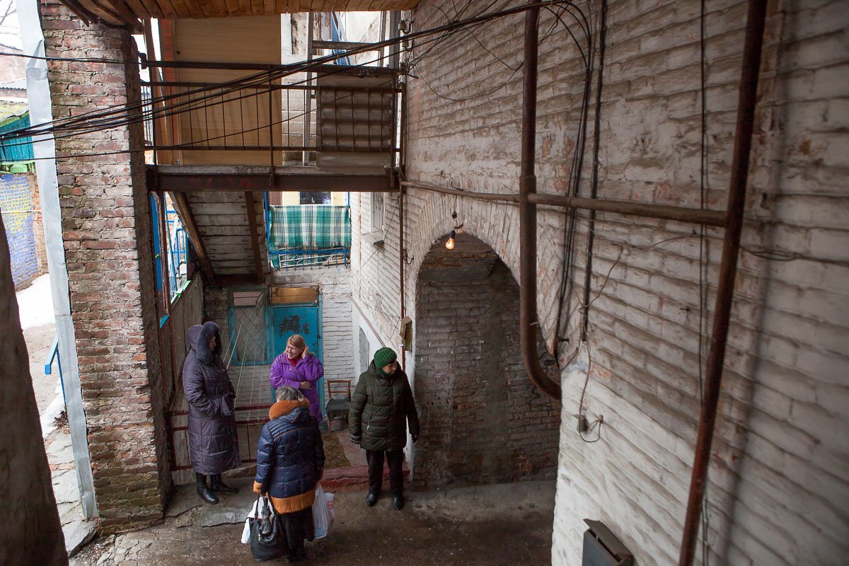 Размеренные будни жильцов дома на улице Короленко, 27, превратились в сущий кошмар: более недели люди не могут нормально пользоваться электроэнергией