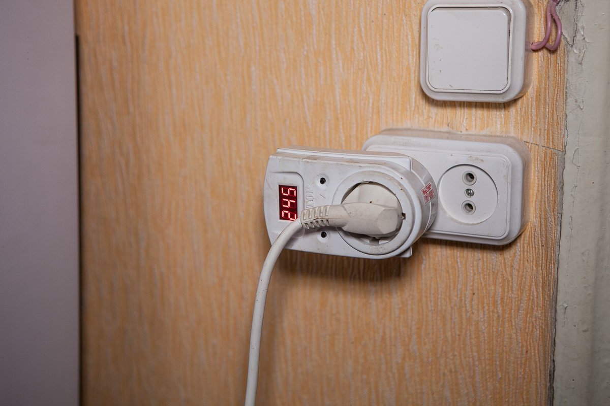 Жильцы опасаются, что в доме сгорит бытовая техника