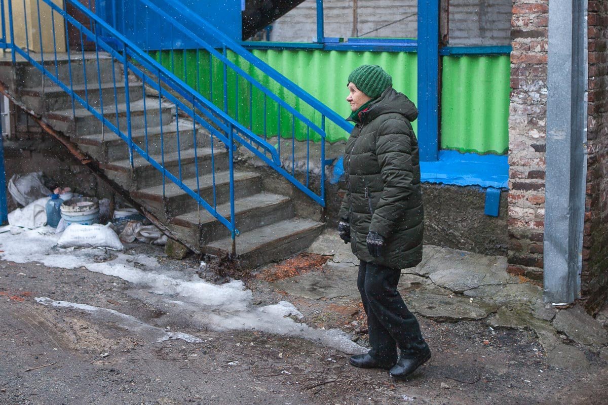 Больше всего пенсионерку и ее соседей возмущает реакция ответственных коммунальных служб