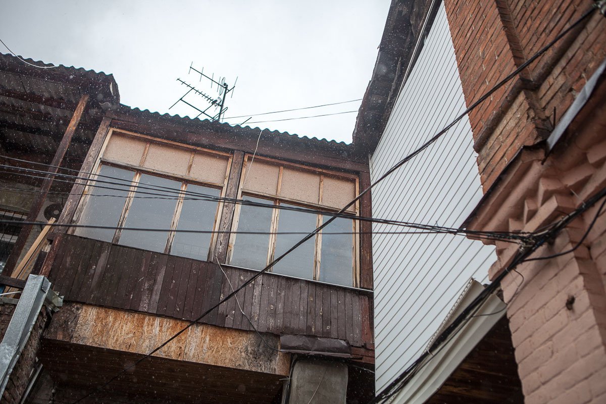 В пресс-службе Днепрооблэнерго подтвердили, что в аварийную службу поступали обращения от жильцов дома на улице Короленко