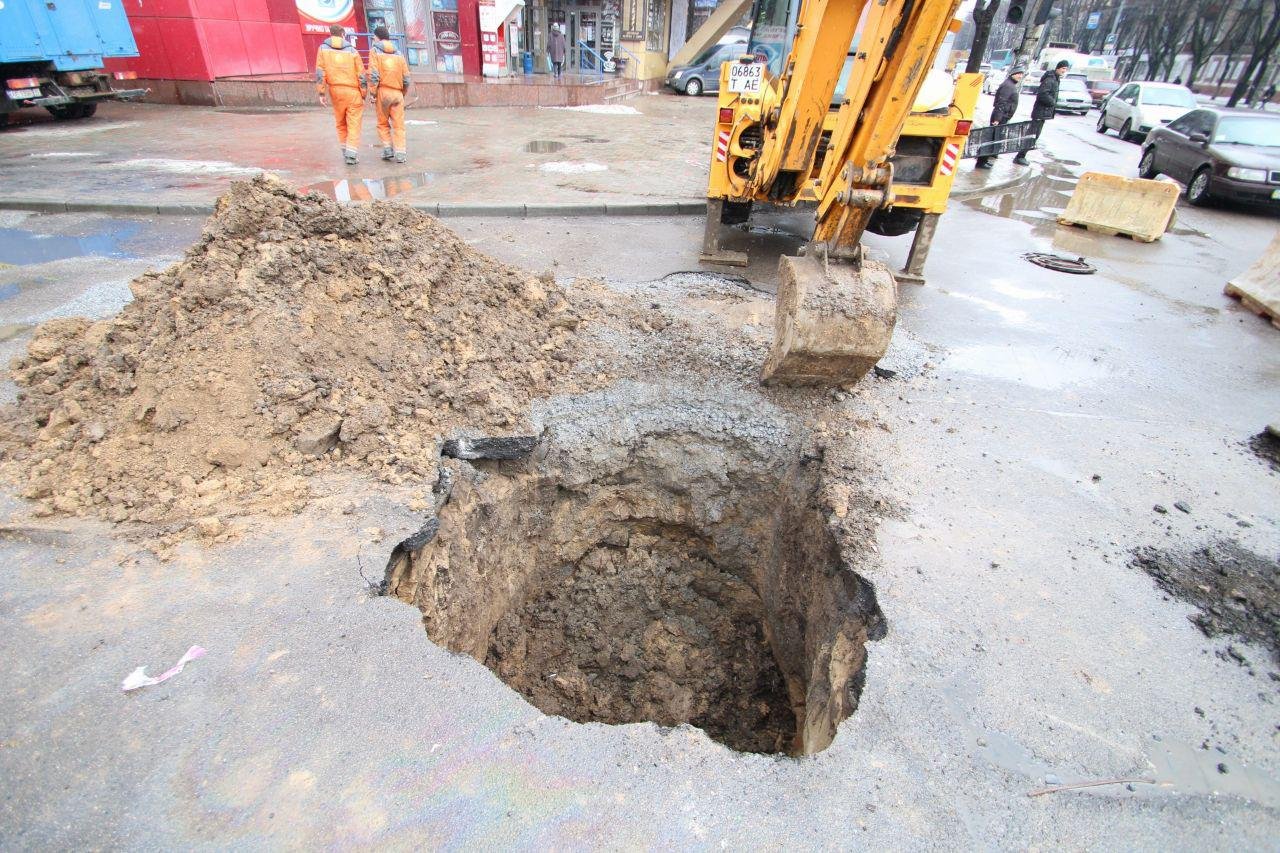 Ранее на перекрестке Щепкина и Нигояна возле «АТБ» Lada провалилась в яму на дороге Ранее на перекрестке Щепкина и Нигояна возле «АТБ» Lada провалилась в яму на дороге