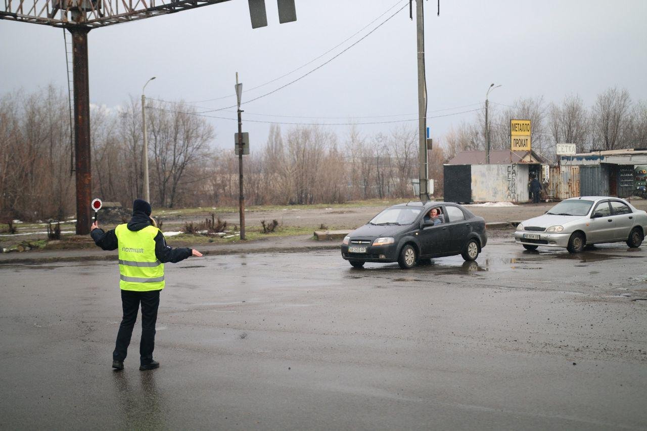 Движение вручную регулируют правоохранители Движение вручную регулируют правоохранители