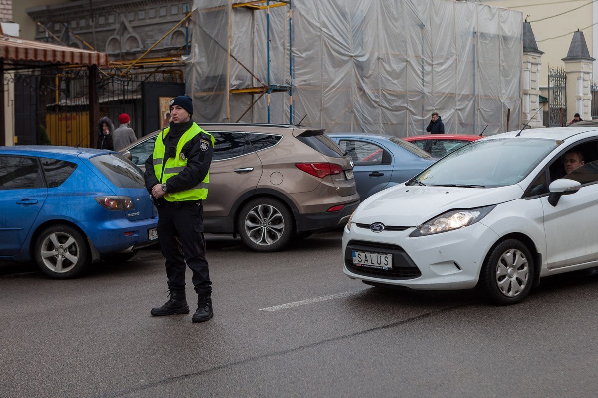 Движение на данном участке дороги затруднено, его вручную регулируют служители порядка