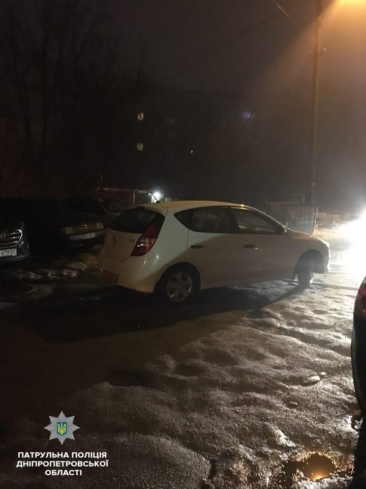 В Днепре пьяный водитель въехал в припаркованный автомобиль и пытался дать взятку полицейскому В Днепре пьяный водитель въехал в припаркованный автомобиль и пытался дать взятку полицейскому