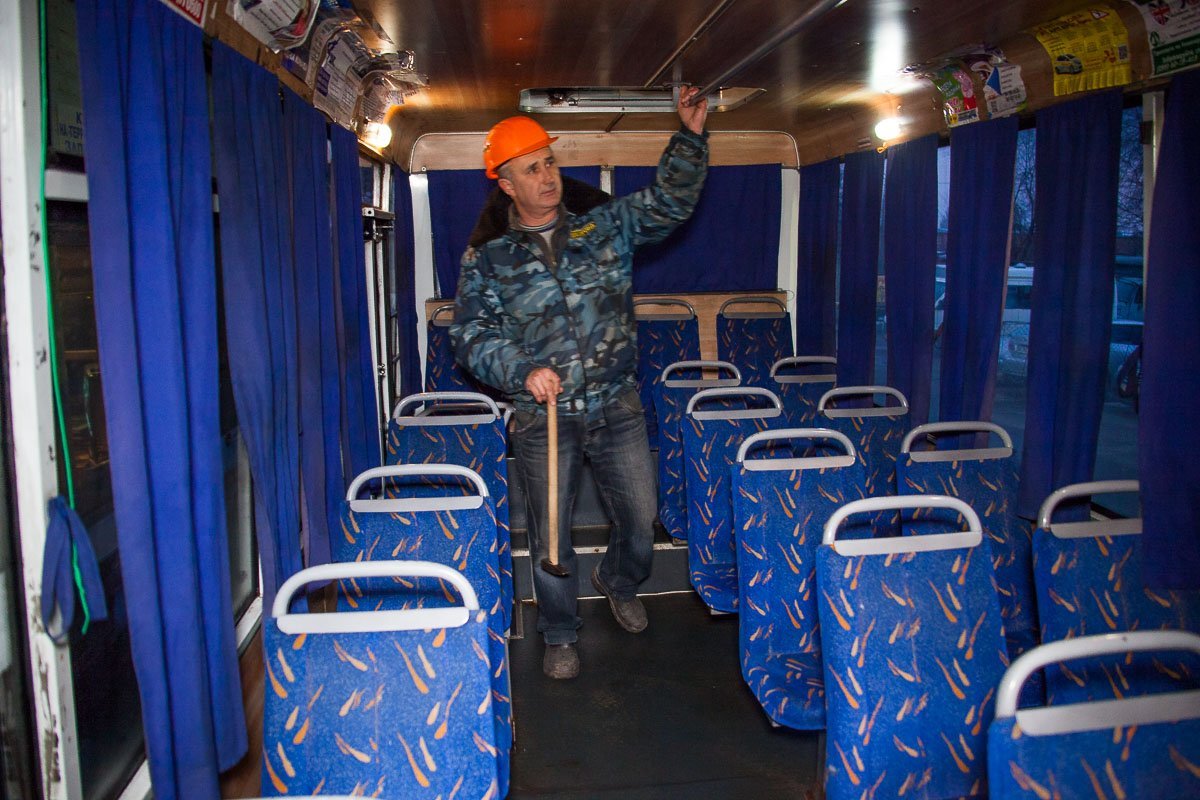 Пока водители проходят медицинский осмотр, то машины тоже не стоят без дела Пока водители проходят медицинский осмотр, то машины тоже не стоят без дела