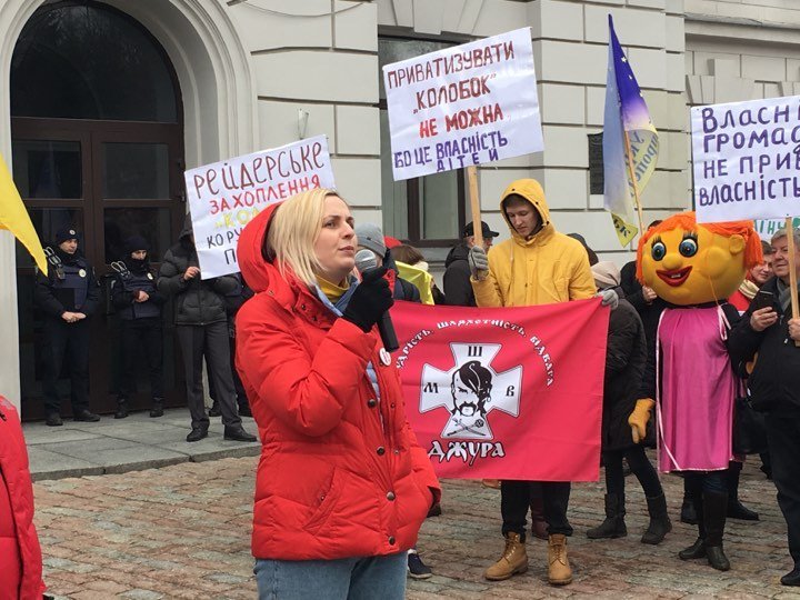 Под облсоветом десятки людей пришли на митинг 