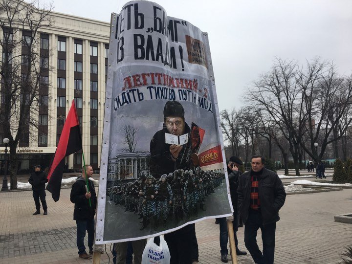 Пикет начался перед заседанием в облсовете, на котором и будет решаться судьба школы