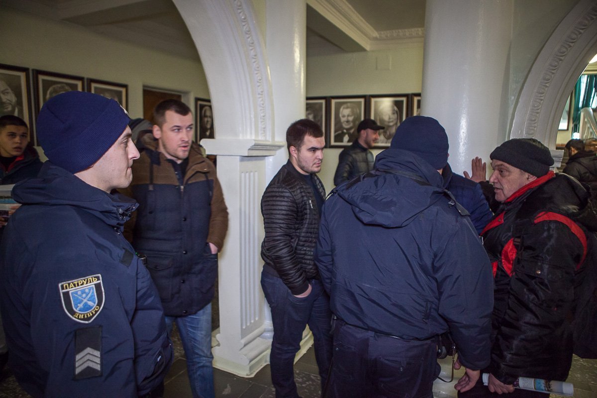 Празднование проходило в Днепровском академическом театре драмы и комедии, куда и пожаловали активисты Празднование проходило в Днепровском академическом театре драмы и комедии, куда и пожаловали активисты