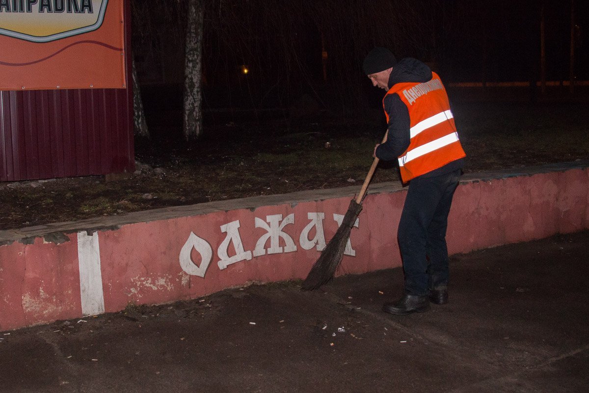 Выметается и накопившийся мусор