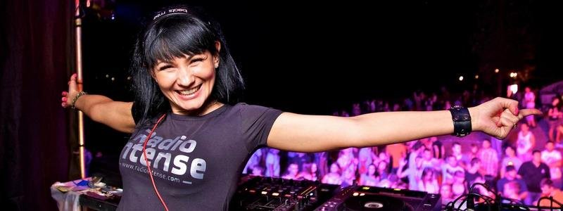 За пультом украинская DJ всегда яркая, непредсказуемая и дерзкая За пультом украинская DJ всегда яркая, непредсказуемая и дерзкая