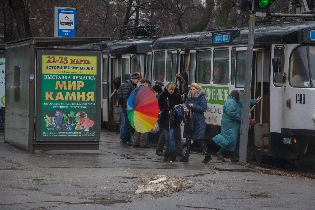 От того, что вы взяли яркий зонт, погода не станет казаться более красочной