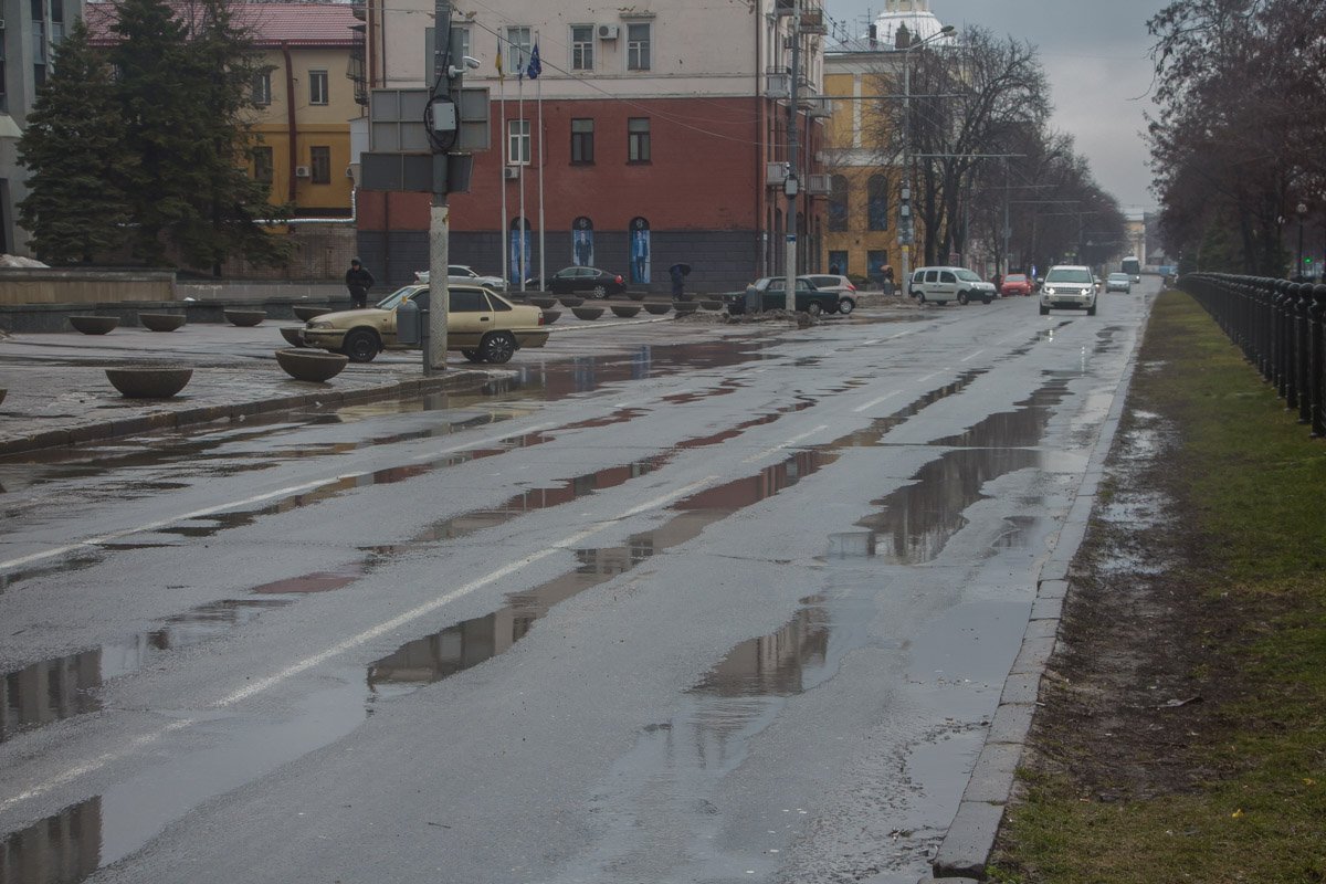 Ремонт дороги на Яворницкого отчетливо виден в дождливую погоду