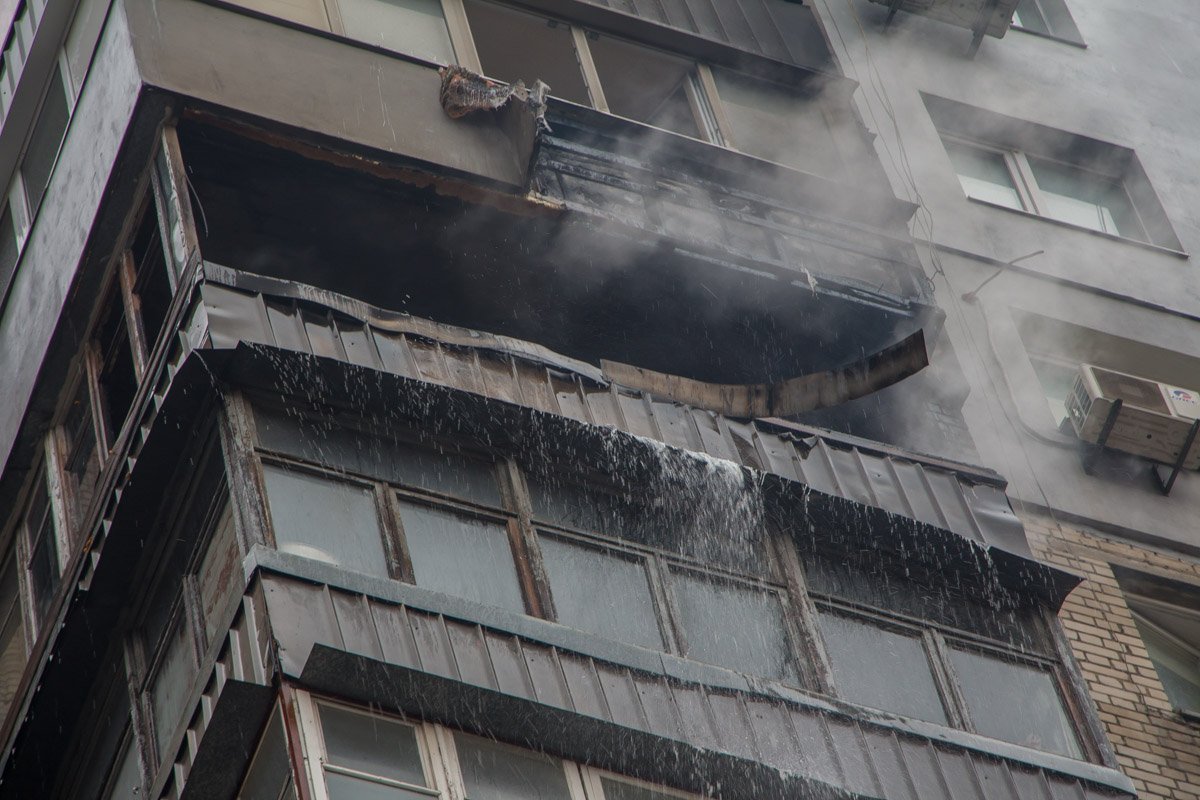 Тушить огонь спасателям пришлось из балкона квартиры, расположенной этажом выше Тушить огонь спасателям пришлось из балкона квартиры, расположенной этажом выше