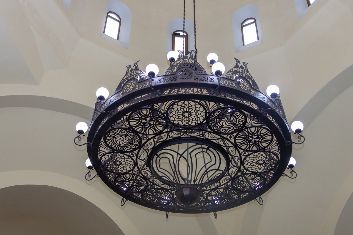 Новая церковь имеет большое количество уникальных барельефов Новая церковь имеет большое количество уникальных барельефов