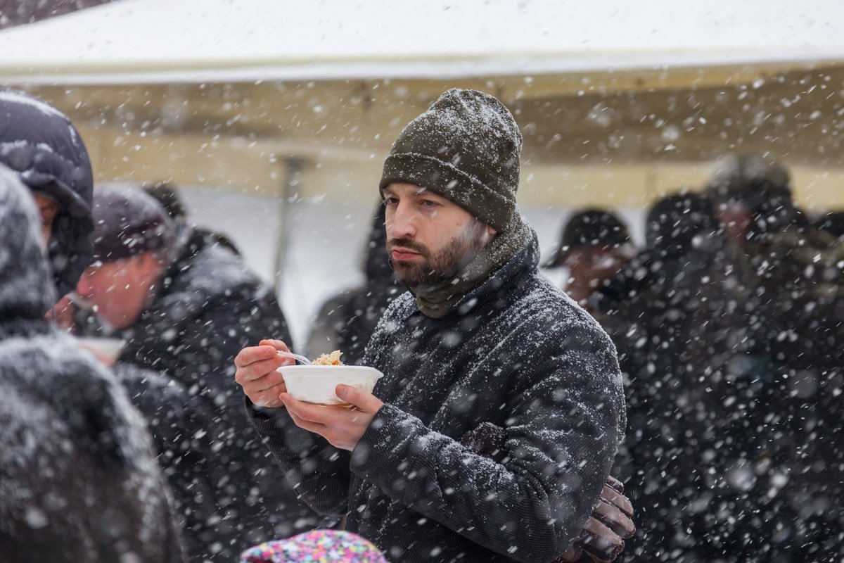 Некоторые жители города утоляют голод прямо на улице Некоторые жители города утоляют голод прямо на улице