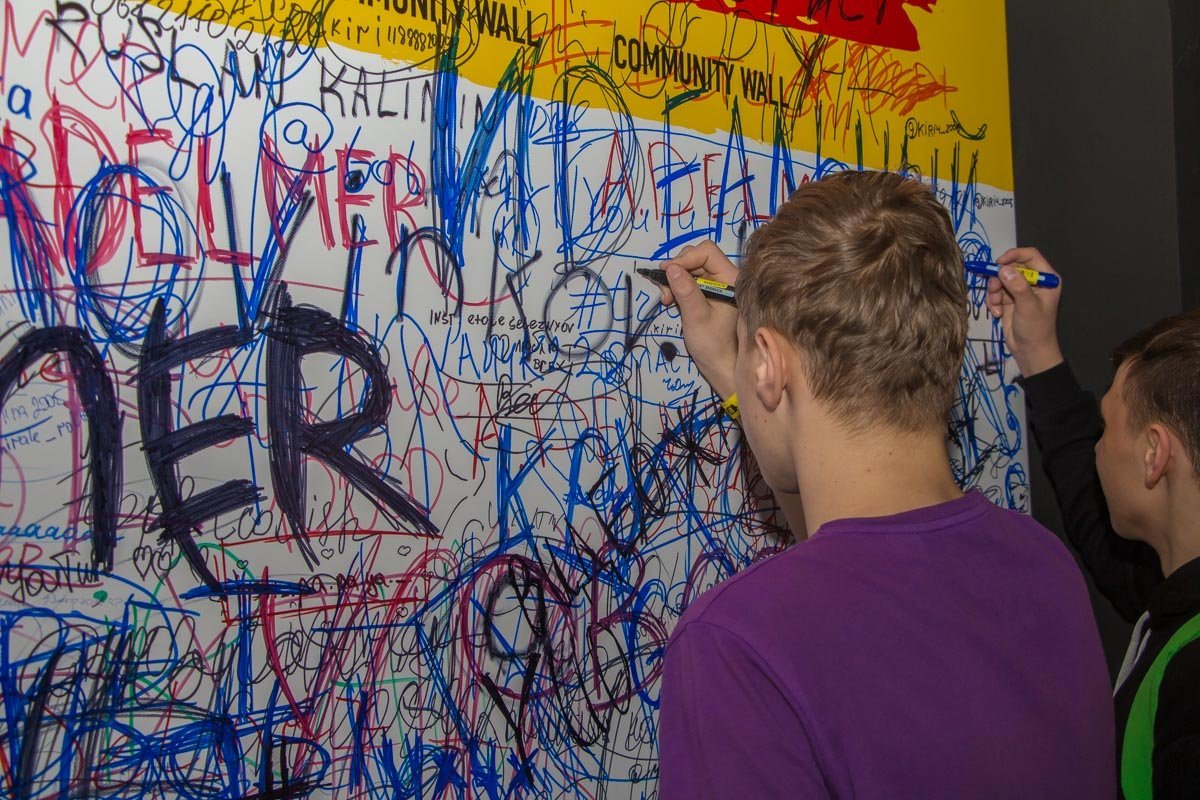 Все желающие могли оставить свою запись на граффити-стене