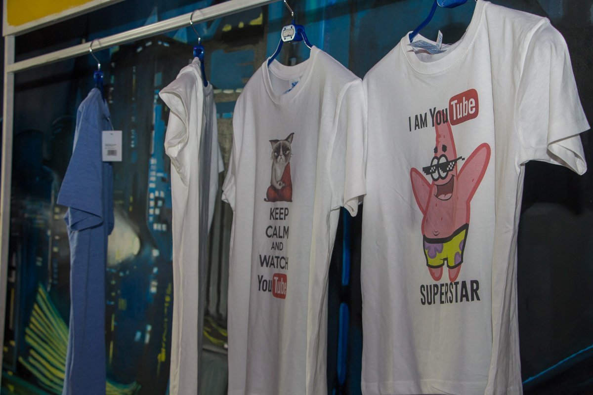 Пришедшие могли приобрести на память о фестивале футболки с интересным принтом