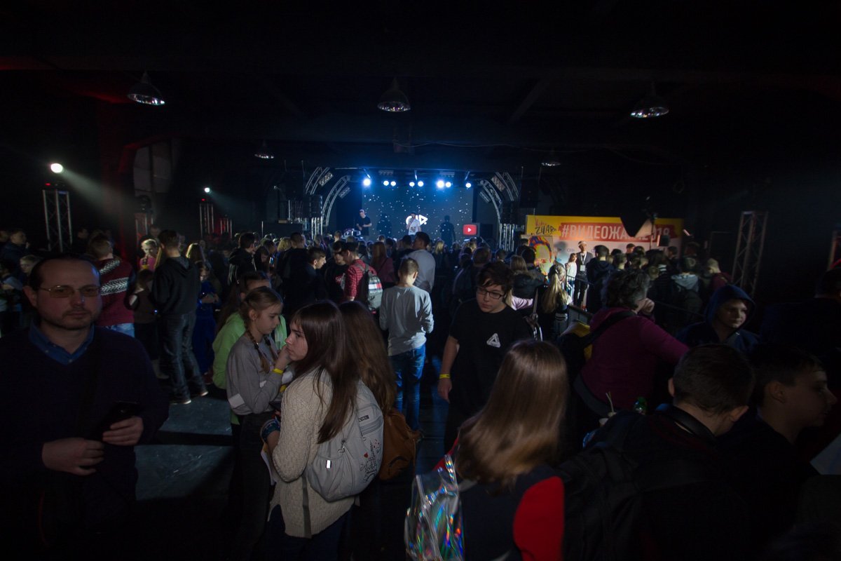 Среди участников проводили конкурсы на знание YouTube и Интернет-сленга