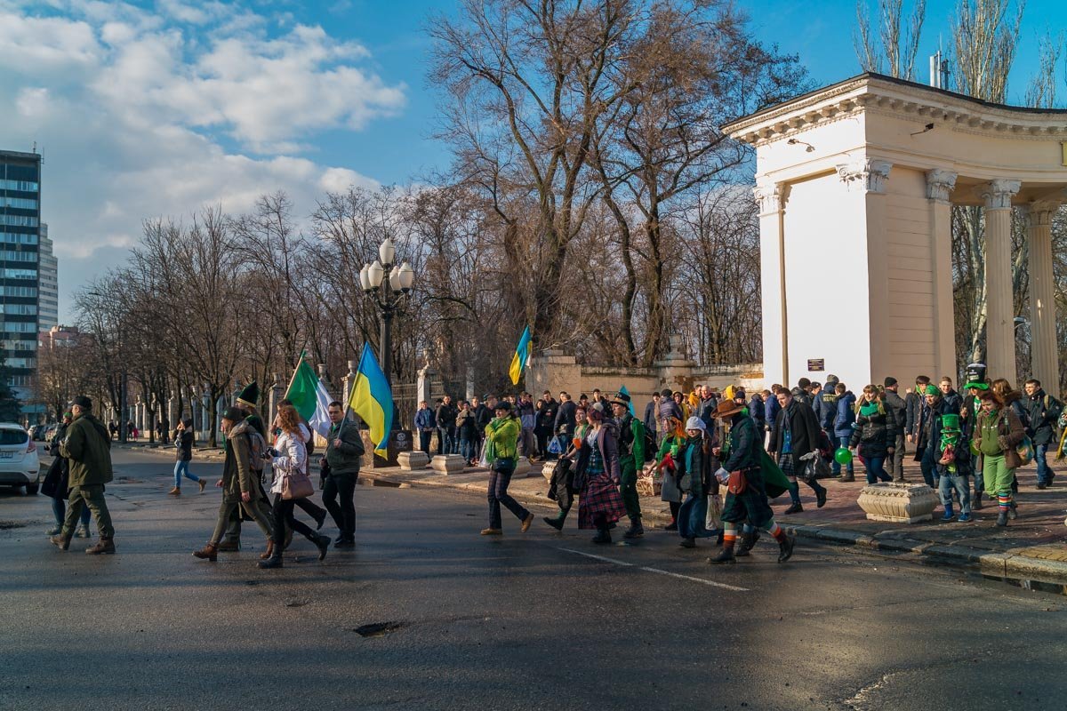 Маленькая, но шумная компания Маленькая, но шумная компания