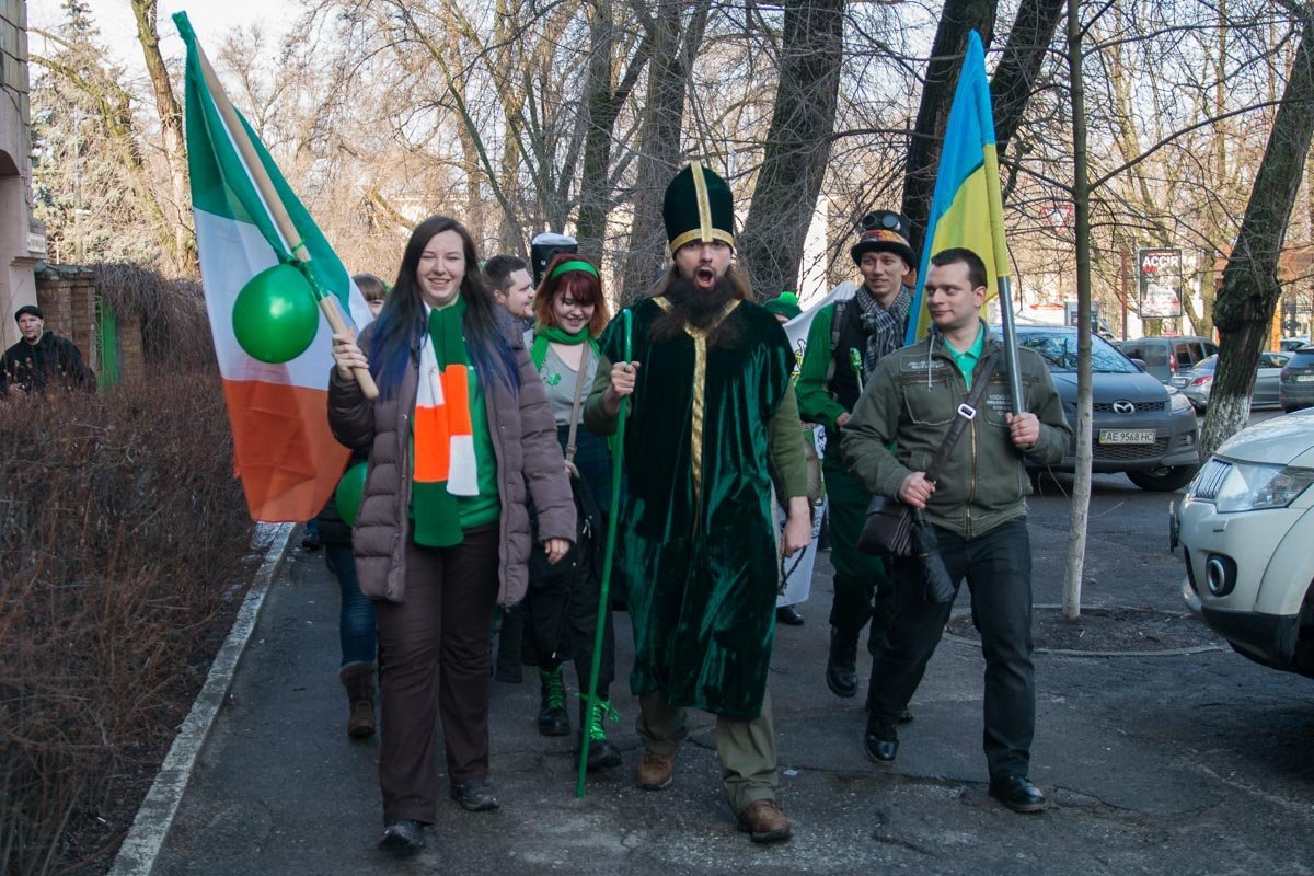 е, в душе кого есть хоть капля культуры Ирландии, сегодня вышли на улицу, чтобы отпраздновать начало весны Те, в душе кого есть хоть капля культуры Ирландии, сегодня вышли на улицу, чтобы отпраздновать начало весны