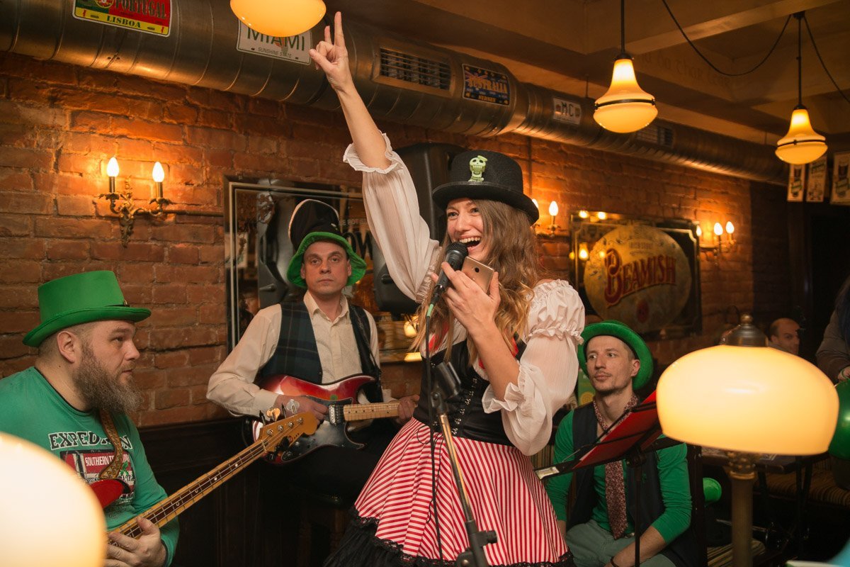 В пабе веселую компанию ждала группа «Nera» В пабе веселую компанию ждала группа «Nera»